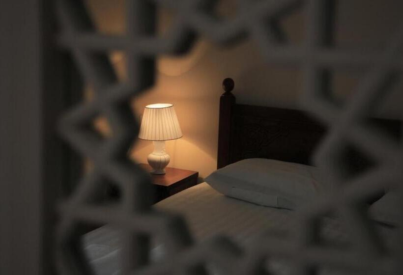 اتاق لوکس, Old House