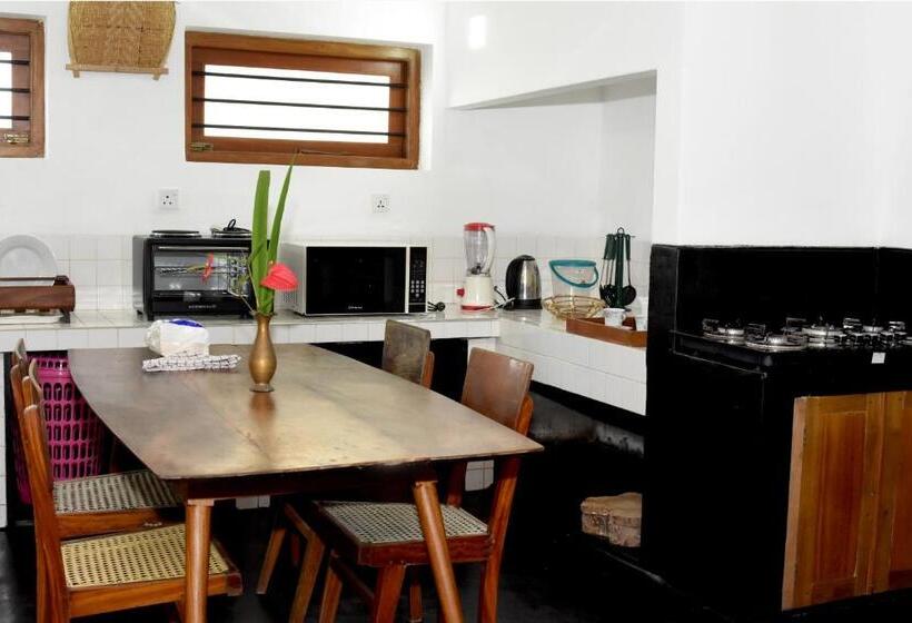 سوییت با چشم‌انداز باغ, Villa Polhena