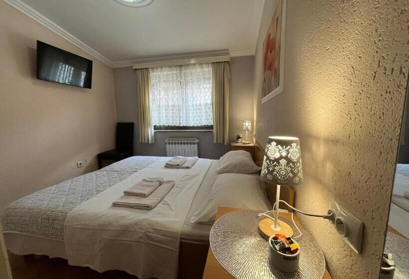 اتاق استاندارد با سرویس بهداشتی مشترک, Hostel Dino