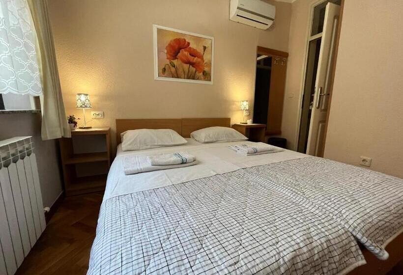 اتاق استاندارد با سرویس بهداشتی مشترک, Hostel Dino