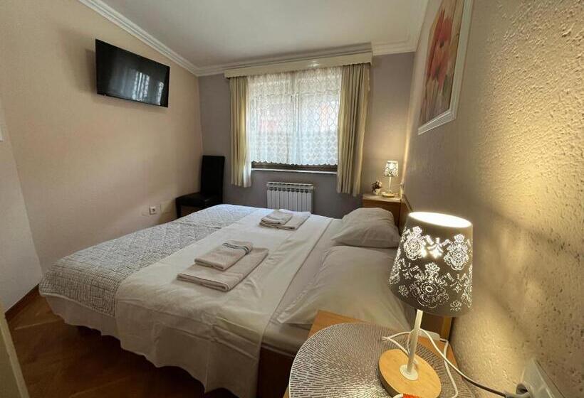 اتاق استاندارد با سرویس بهداشتی مشترک, Hostel Dino