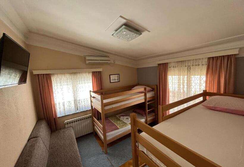 اتاق استاندارد چهارنفره با سرویس بهداشتی مشترک, Hostel Dino
