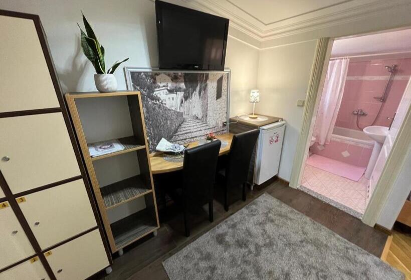 اتاق خانوادگی, Hostel Dino
