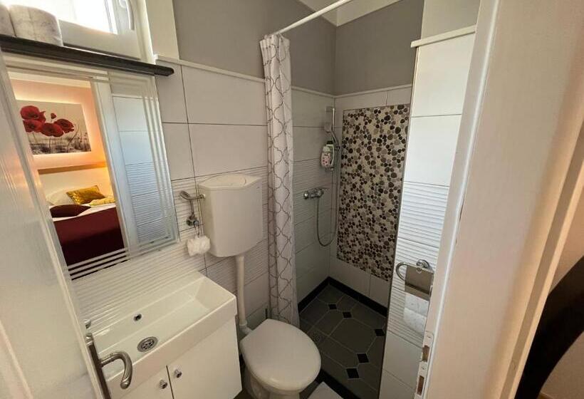 اتاق استاندارد سه نفره, Hostel Dino