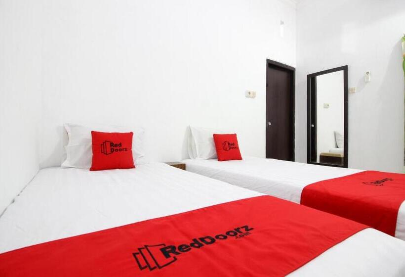 Номер Deluxe, Reddoorz Near Adisucipto Airport 3