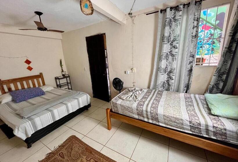 غرفة أساسية ثلاثية, Multiverso Hostel