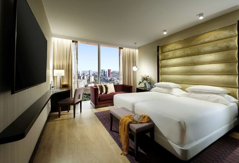 Номер Клуб, Hyatt Regency Barcelona Tower