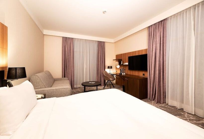 Premium Room Golf View, Radisson Blu Hotel Paris, Marne La Vallée