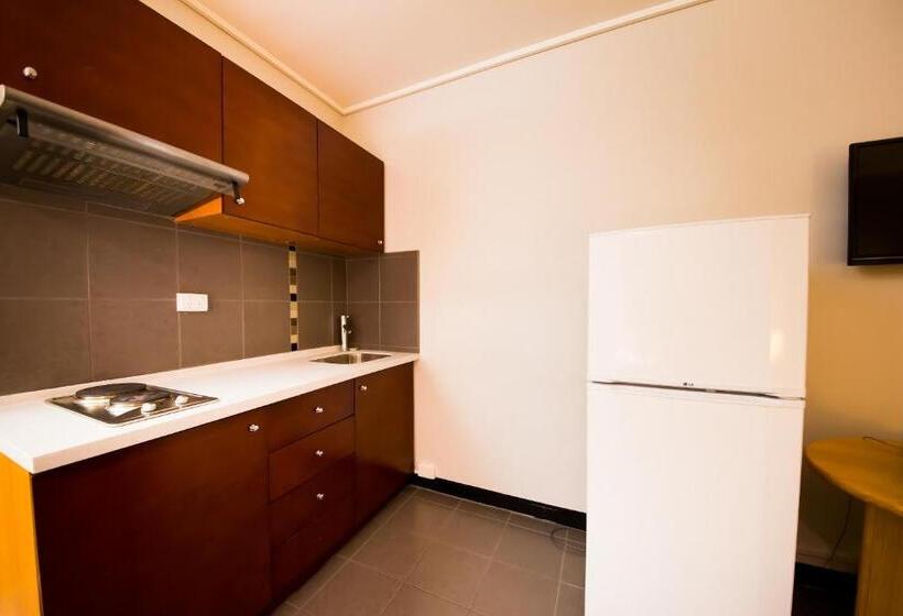 패밀리 아파트, Sandown Regency Hotel & Apartments