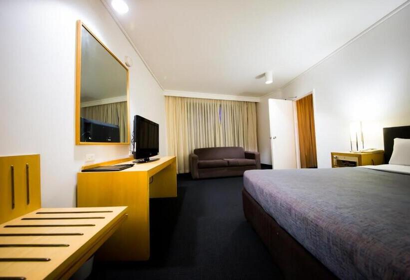 패밀리 아파트, Sandown Regency Hotel & Apartments