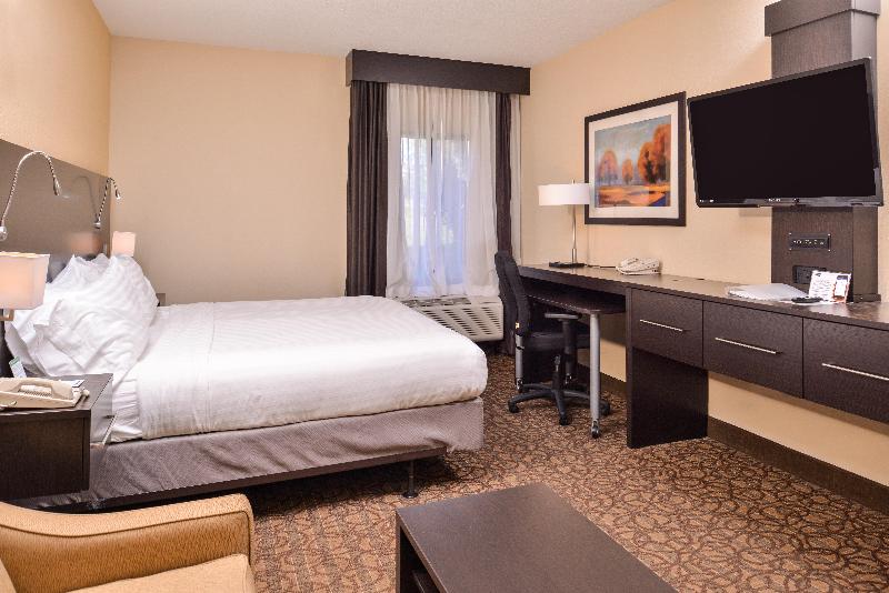 اتاق استاندارد با تخت بزرگ, Holiday Inn Express & Suites Topeka West I 70 Wanamaker, An Ihg