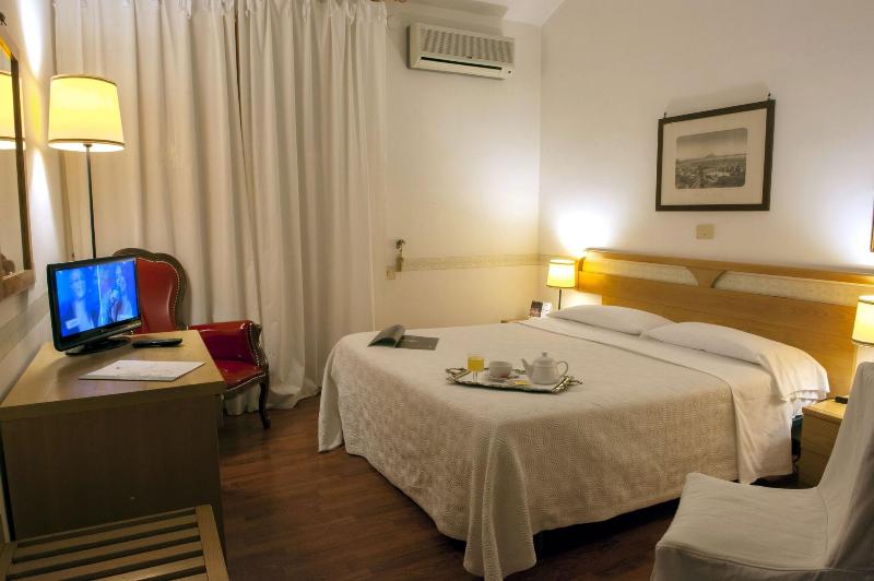 اتاق استاندارد با تخت بزرگ برای معلولان, Holiday Inn Express & Suites Topeka West I 70 Wanamaker, An Ihg
