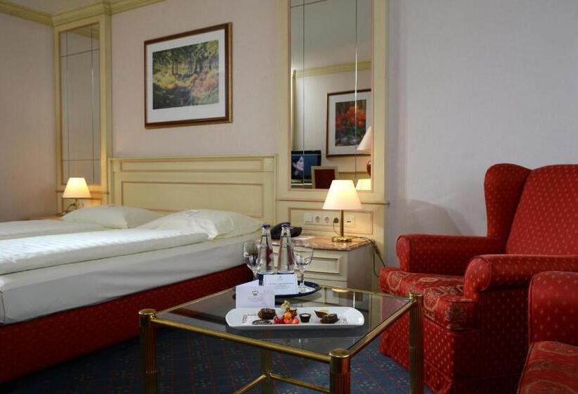 Номер Стандарт, The Monarch