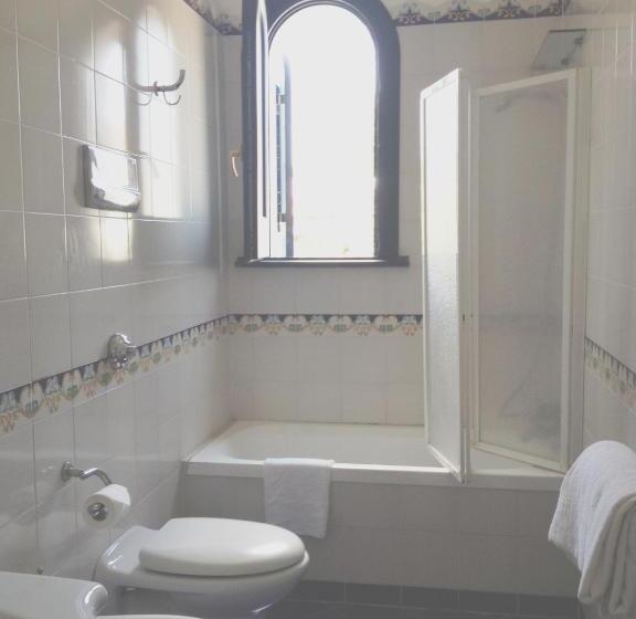 اتاق استاندارد سه نفره, Aura