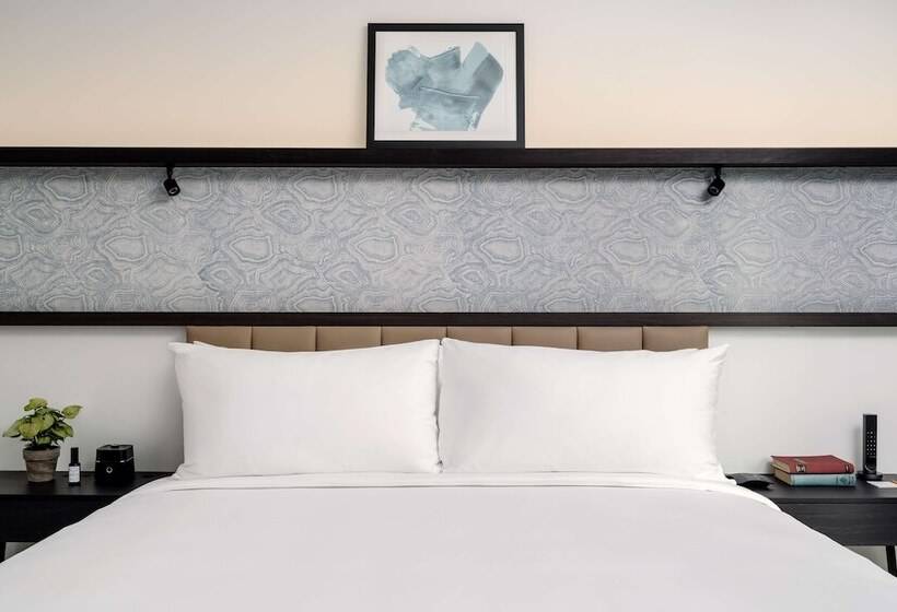 Quarto Estandar Cama Casal, Arlo Midtown