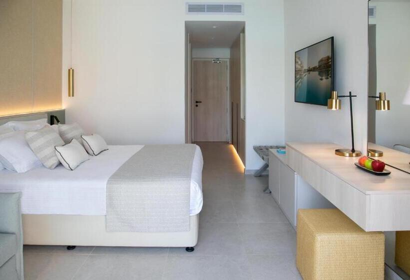 اتاق سوپریور با چشم‌انداز استخر, Atlantica Aqua Blue