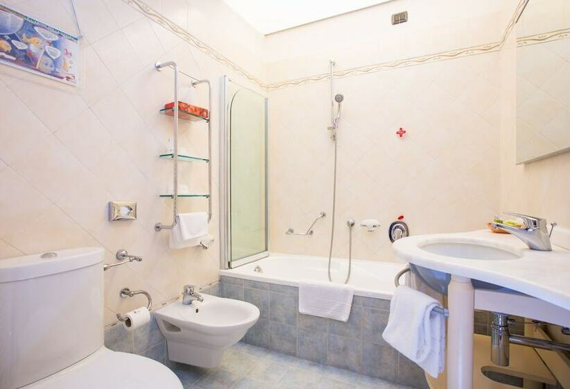 سوییت جونیور, Grand Hotel Entourage   Palazzo Strassoldo