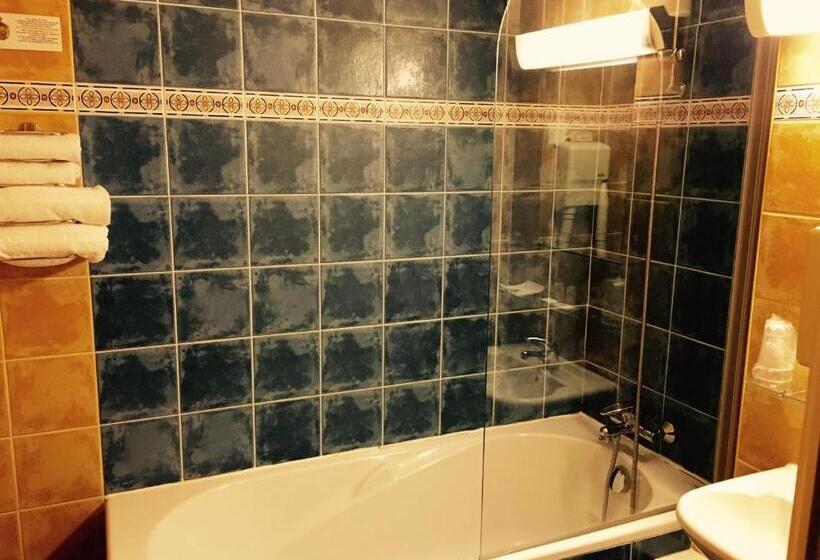 Номер Комфорт, Hôtel Bosquet Pau Centre