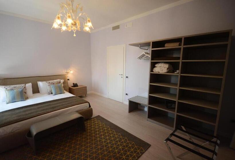 سوییت لوکس, Les 7 Suites Erica