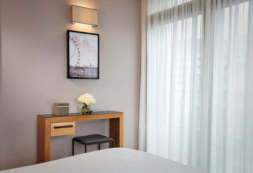 سوییت جونیور, Park Plaza County Hall London