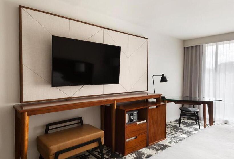 سوئیت جونیور با تخت بزرگ, Sheraton Vancouver Airport