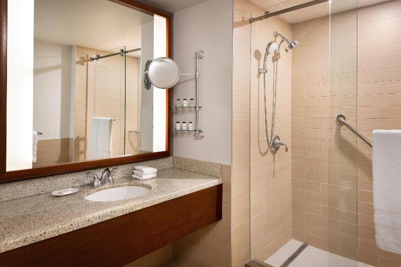 سوئیت جونیور با تخت بزرگ, Sheraton Vancouver Airport
