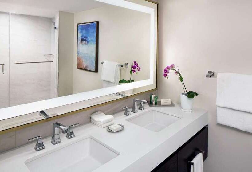 اتاق لوکس با تخت بزرگ, The Highland Dallas, Curio Collection By Hilton