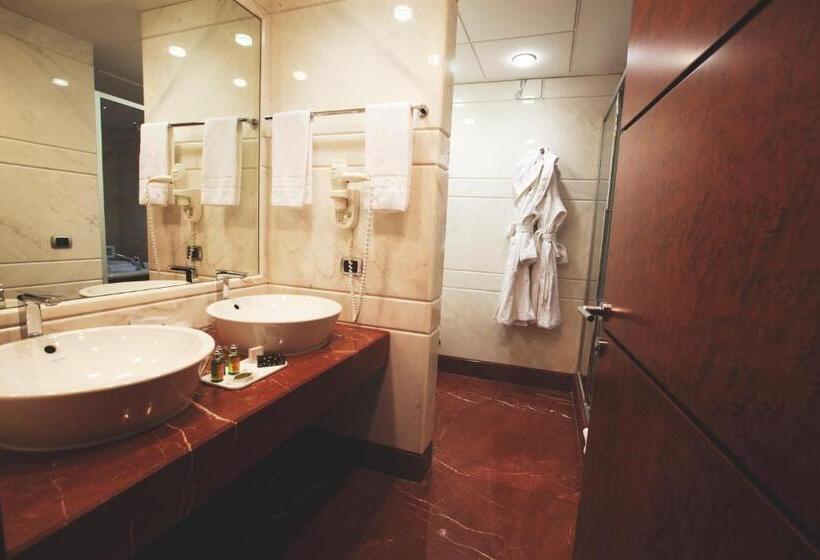 מיטת קינג בסוויטה, Papillo Hotels & Resorts Roma