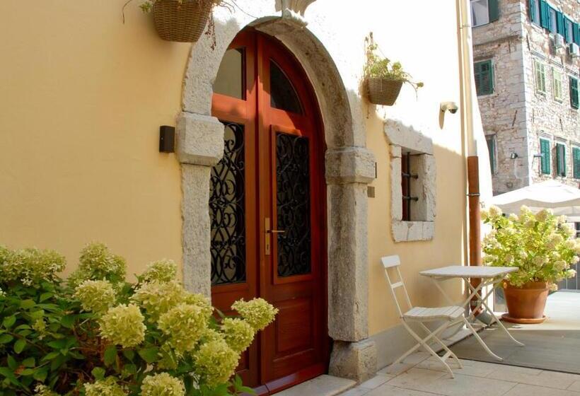 اتاق لوکس, Old Town Inn