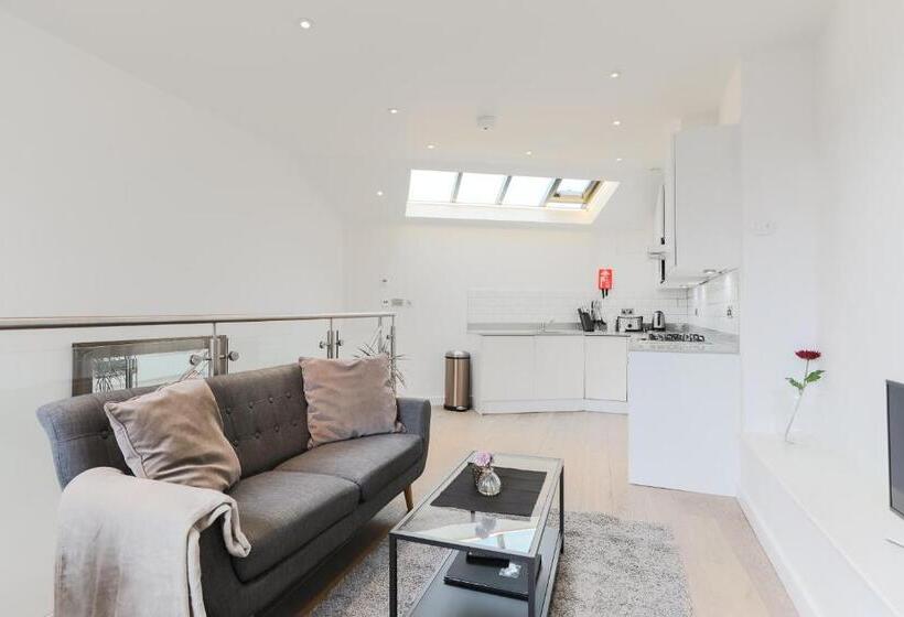 1 Bedroom Penthouse Apartment, Stayinn Trafalgar Square
