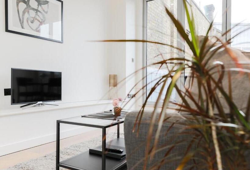 1 Bedroom Penthouse Apartment, Stayinn Trafalgar Square