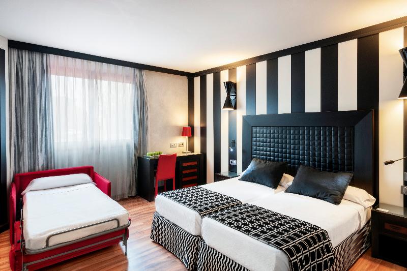 Номер Стандарт Трехместный, Salles Hotel Aeroport De Girona