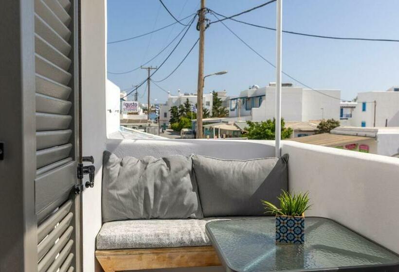 اتاق لوکس, Naxos Petite Studios
