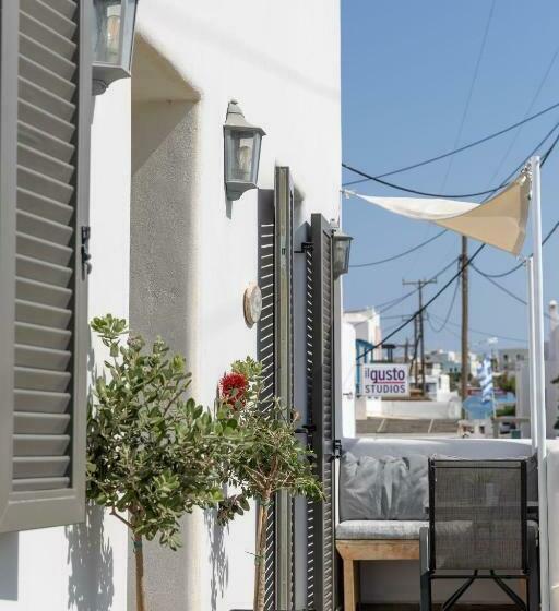 اتاق لوکس, Naxos Petite Studios