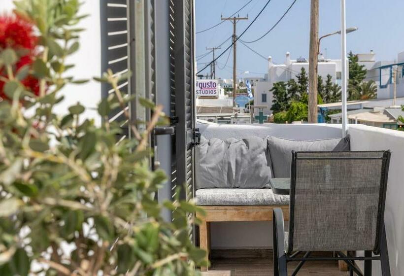 اتاق لوکس, Naxos Petite Studios