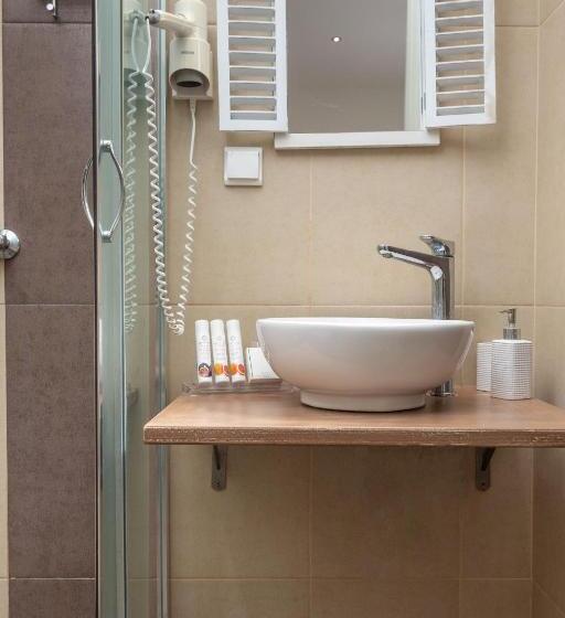 اتاق لوکس, Naxos Petite Studios