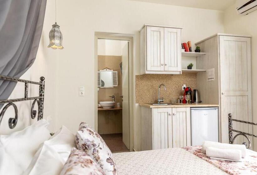 اتاق لوکس, Naxos Petite Studios