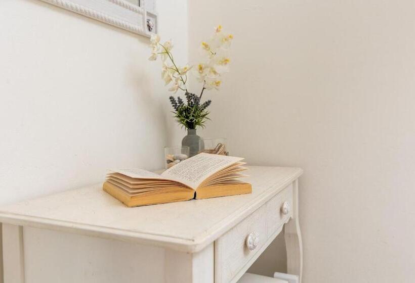 اتاق لوکس, Naxos Petite Studios
