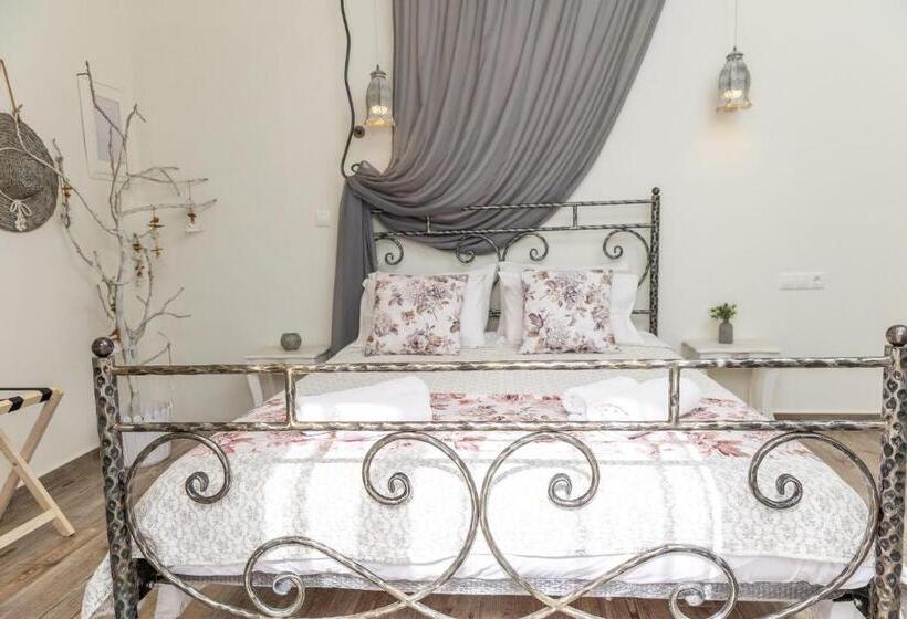 اتاق لوکس, Naxos Petite Studios
