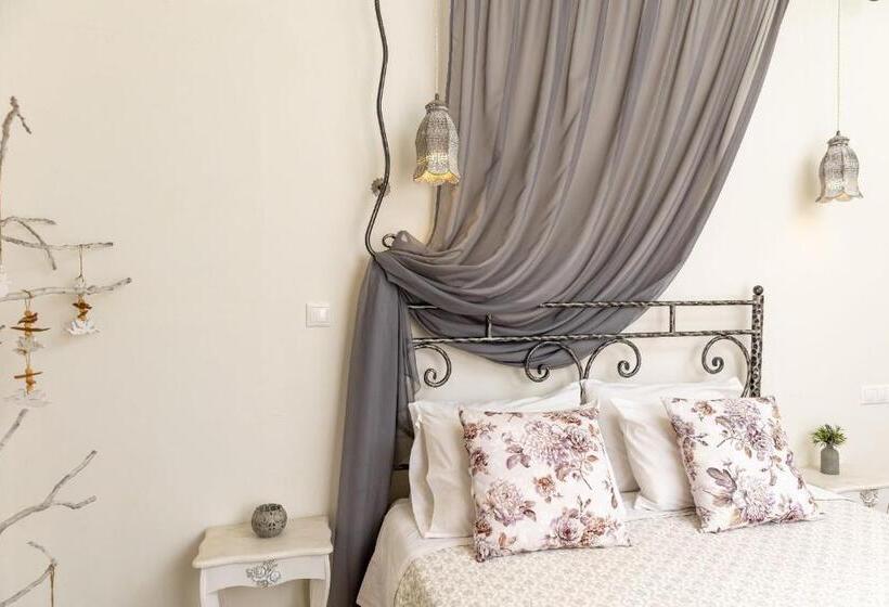 اتاق لوکس, Naxos Petite Studios