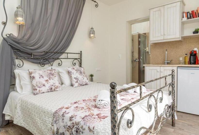 اتاق لوکس, Naxos Petite Studios