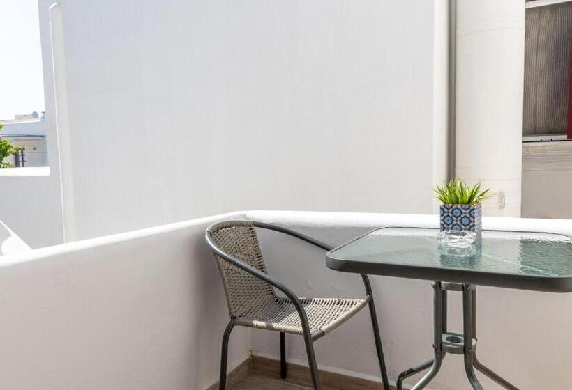اتاق لوکس سه تخته, Naxos Petite Studios