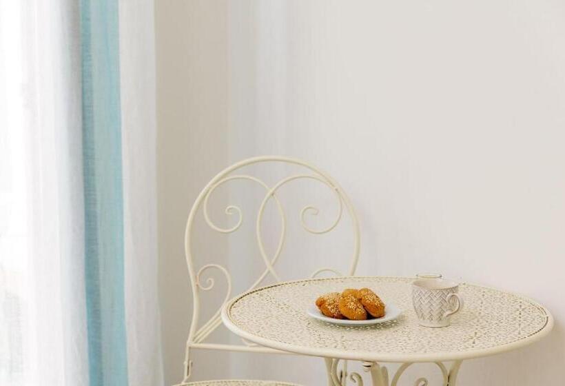 اتاق لوکس سه تخته, Naxos Petite Studios