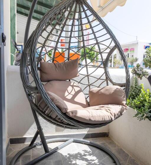 اتاق لوکس با بالکن, Naxos Petite Studios