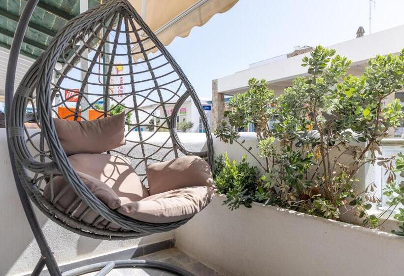 اتاق لوکس با بالکن, Naxos Petite Studios
