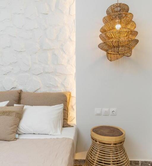 اتاق لوکس با بالکن, Naxos Petite Studios