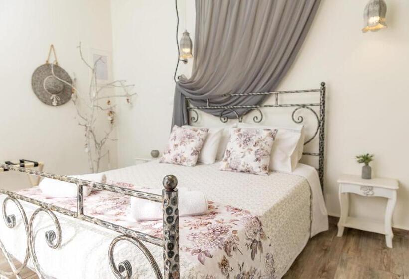 اتاق لوکس, Naxos Petite Studios