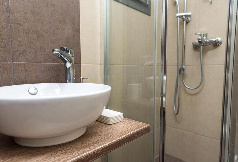 اتاق لوکس, Naxos Petite Studios