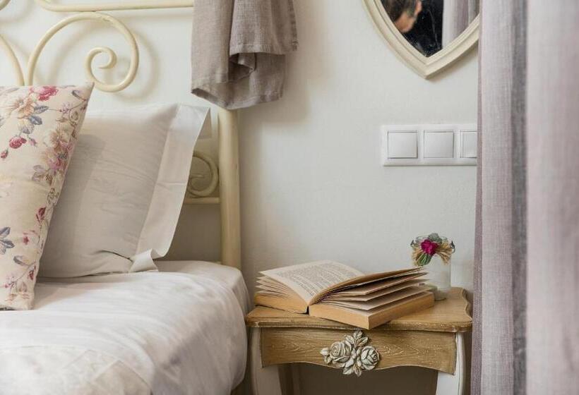 اتاق لوکس, Naxos Petite Studios