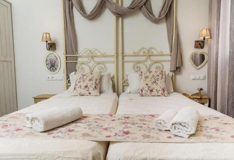 اتاق لوکس, Naxos Petite Studios